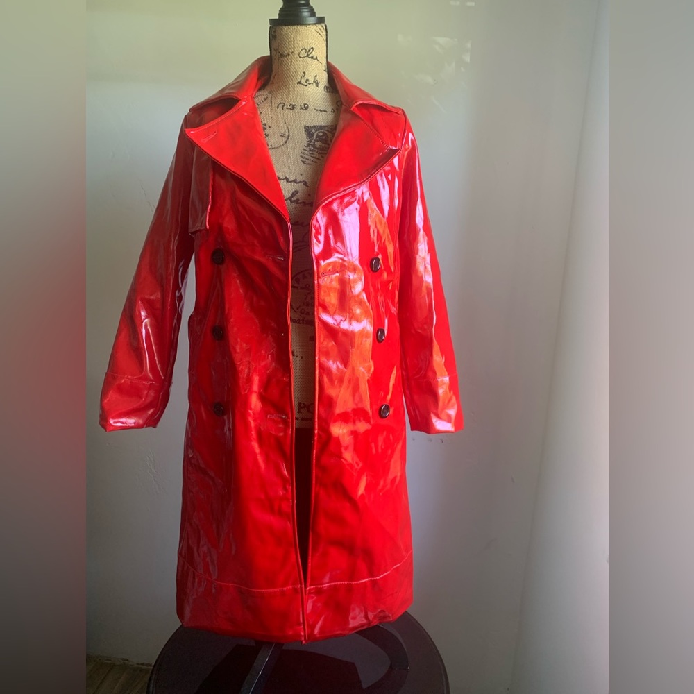 🚒 Fire engine red trench coat 🧯